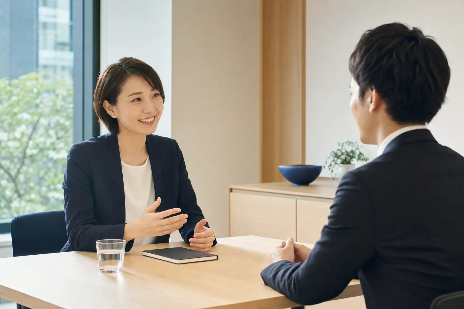 採用面接で対話する候補者と採用担当者